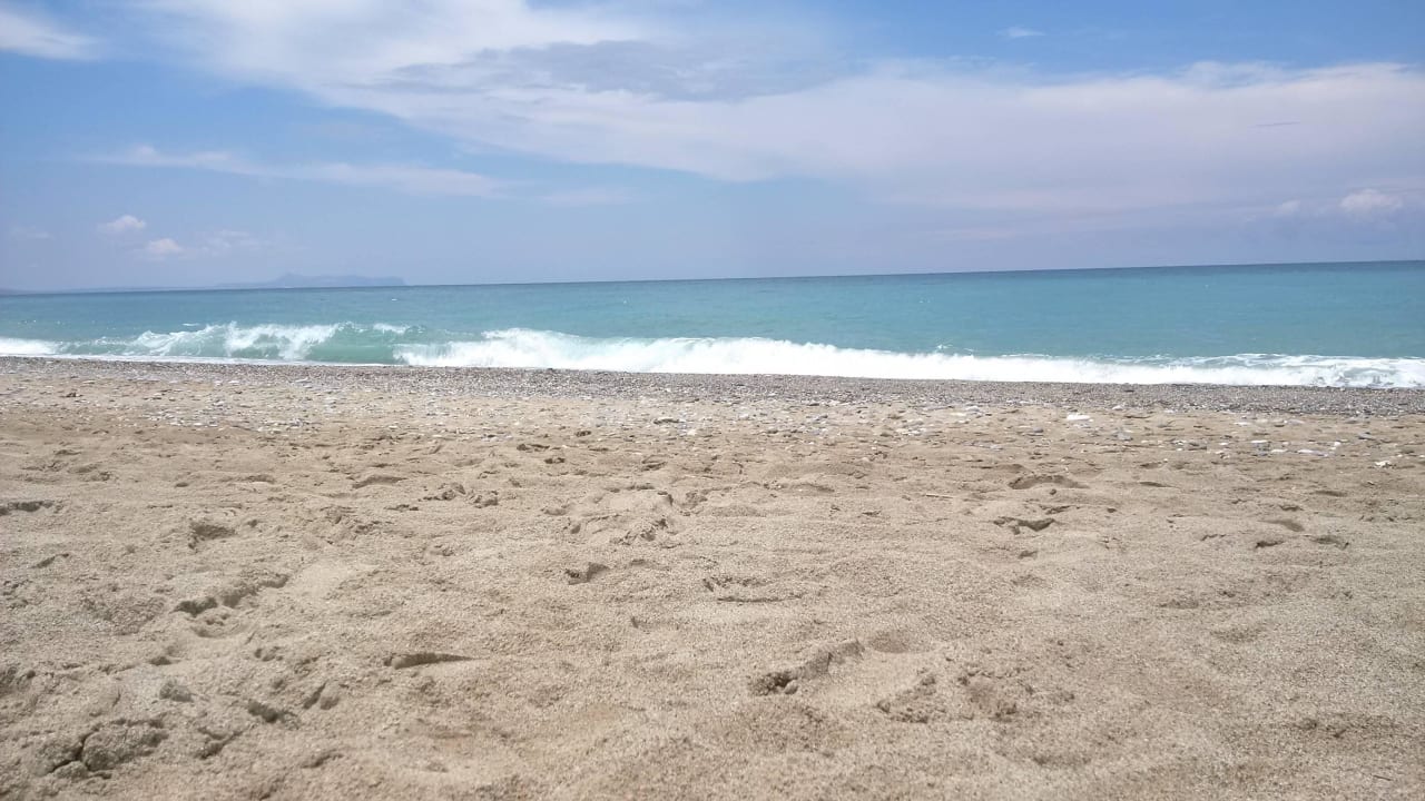 Zu Anfang sandig und zum Wasser hin steinig. Nefeli Hotel Rethymno