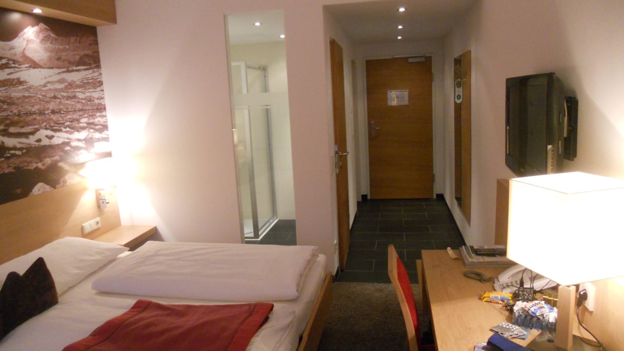 Blick vom Fenster in Bad und Dusche Hotel Goldener Adler Wattens