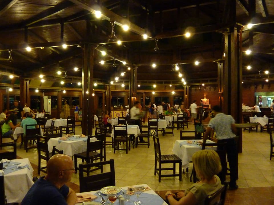 Hauptrestaurant am Abend Laguna Beach Marsa Resort