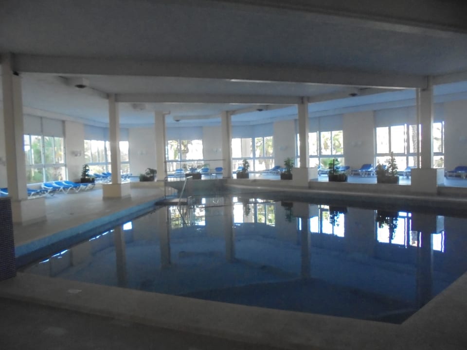 In die "Jahre" gekommener Pool Universal Hotel Perla