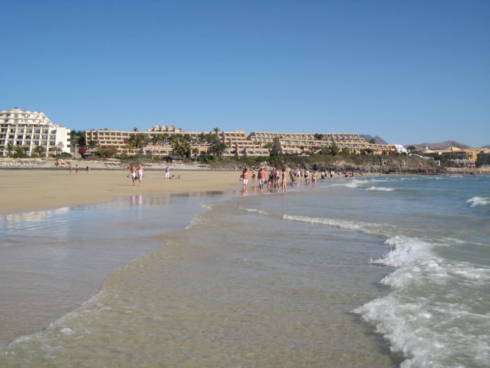 Blick vom Strand zum Hotel  SBH Hotel Taro Beach