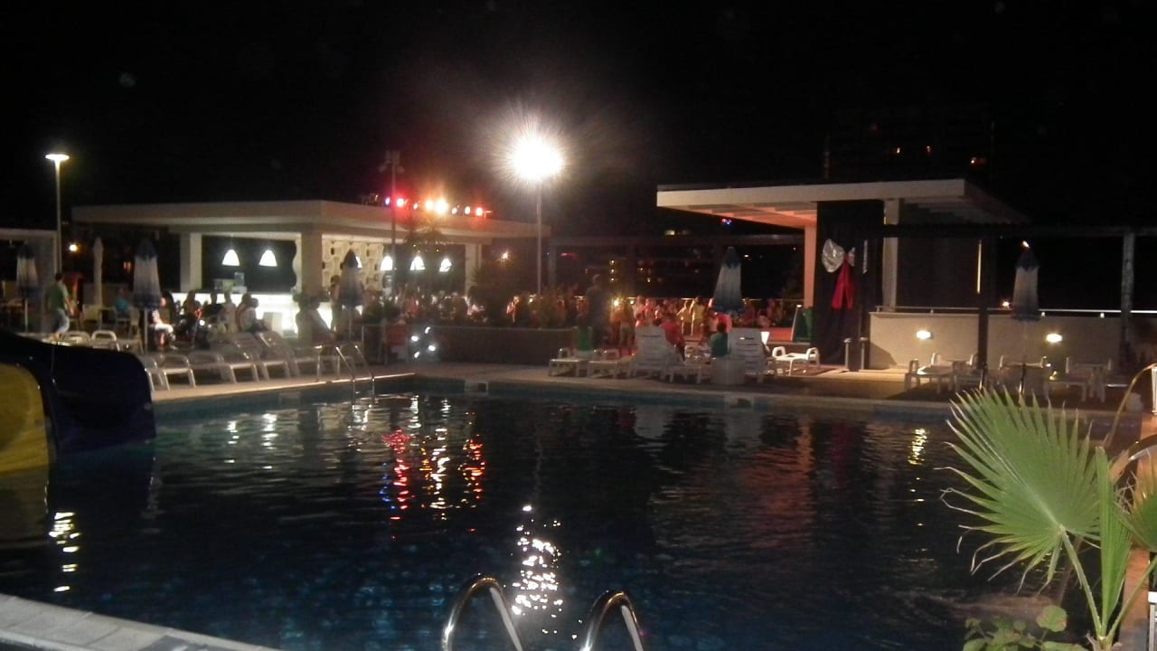 Pool mit Poolbar Burgas Beach Hotel