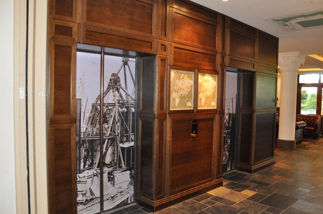 Die Aufzugsanlage im Eingangsbereich Park-Hotel Hagenbeck