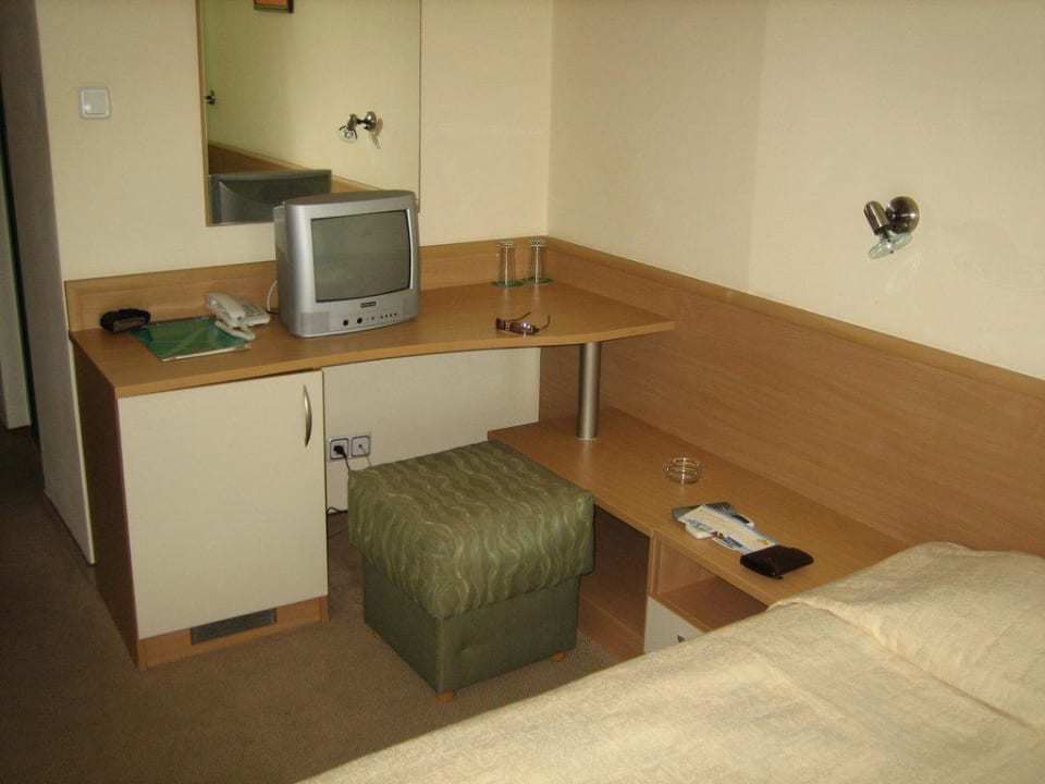 Anrichte mit Kühlschrank/Fernseher Hotel Aktinia