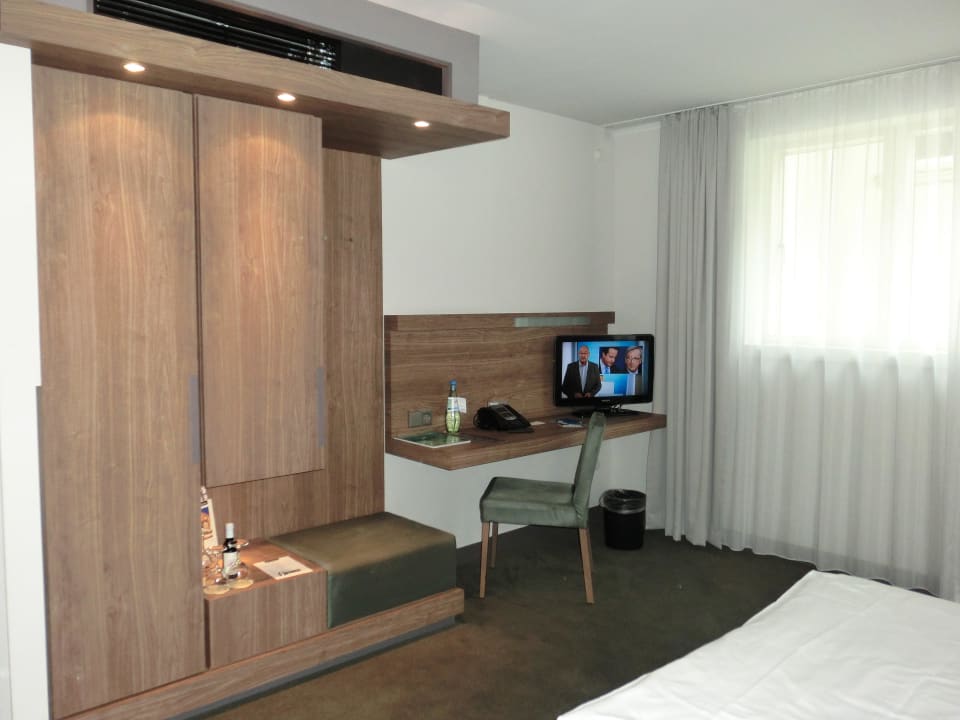TV und Schrank Hotel Stadtpalais