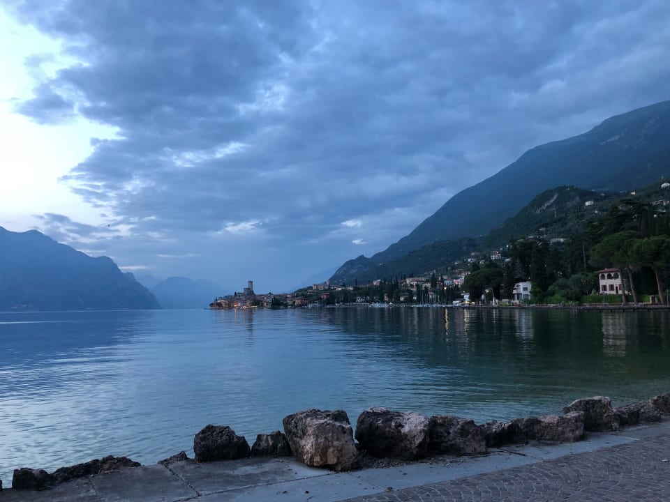 Promenade vor dem Anwesen Villa Sopri
