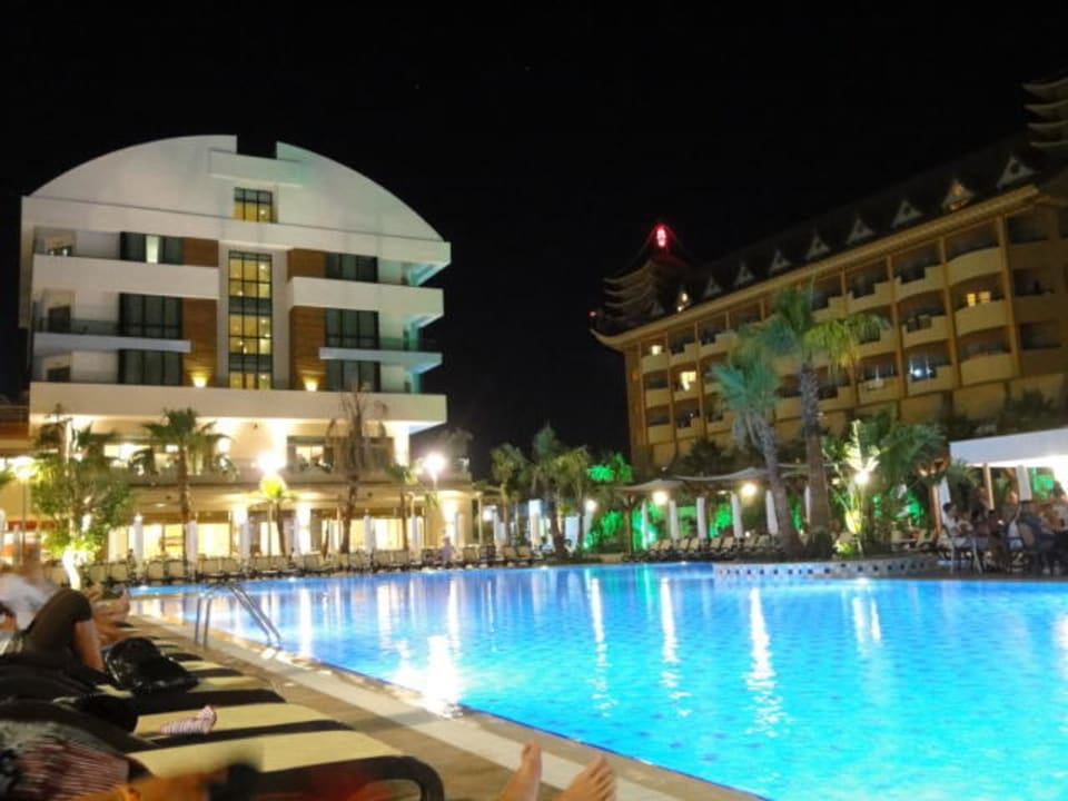 Pool bei Nacht Port Side Resort Hotel