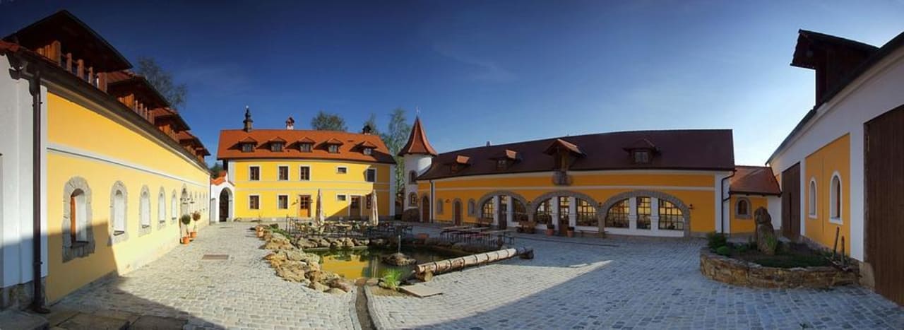 Innenhof-Panoramabild Hotel U Spejcharu