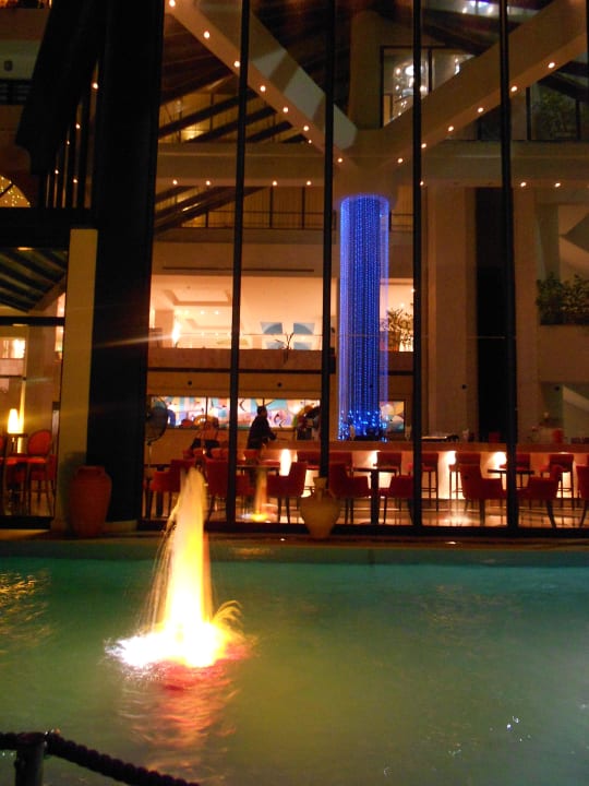 Hotel-Bar bei Nacht, von der Terrasse aus  Kresten Palace Hotel