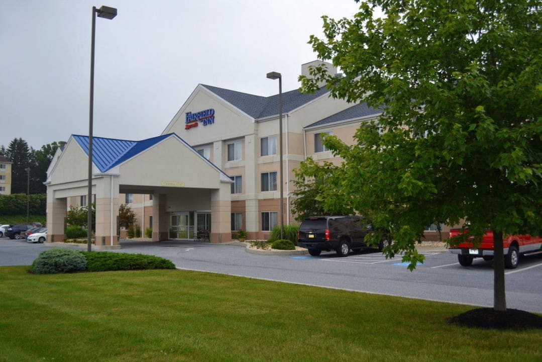 Die überdachte Vorfahrt des Hotels Fairfield Inn & Suites by Marriott Harrisburg Hershey