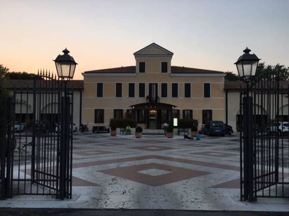 Haupteingang Country Hotel Relais Monaco