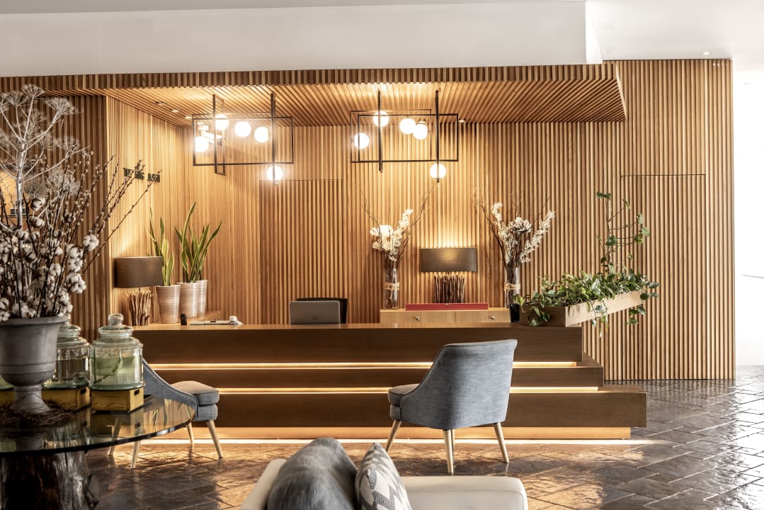 Lobby King Jason Paphos - Designed for adults