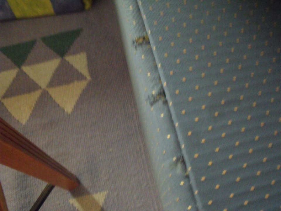 Couch mit Löchern- delux zimmer Old Palace Resort Sahl Hasheesh