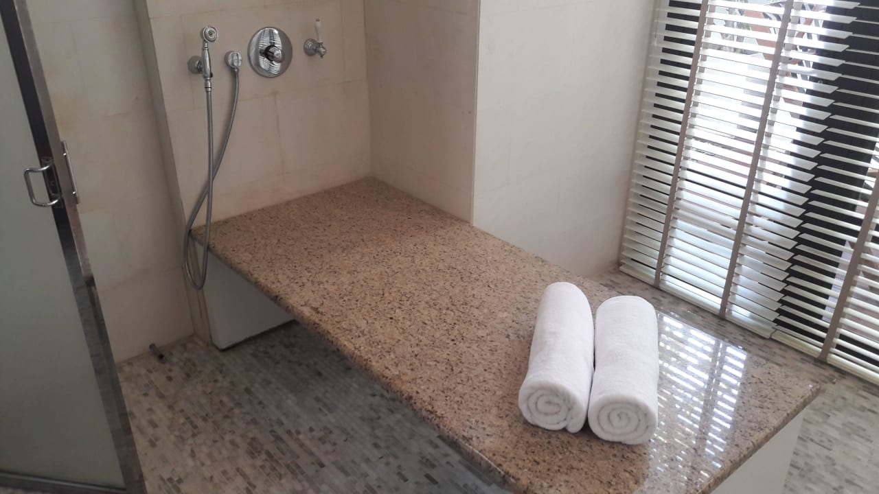 Spa Cottage: Bank im Badezimmer Grand Hyatt Erawan Bangkok