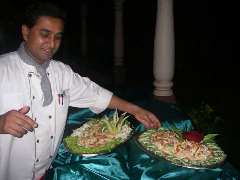 Przygotowania do kolacji przy basenie Hotel Palm Village