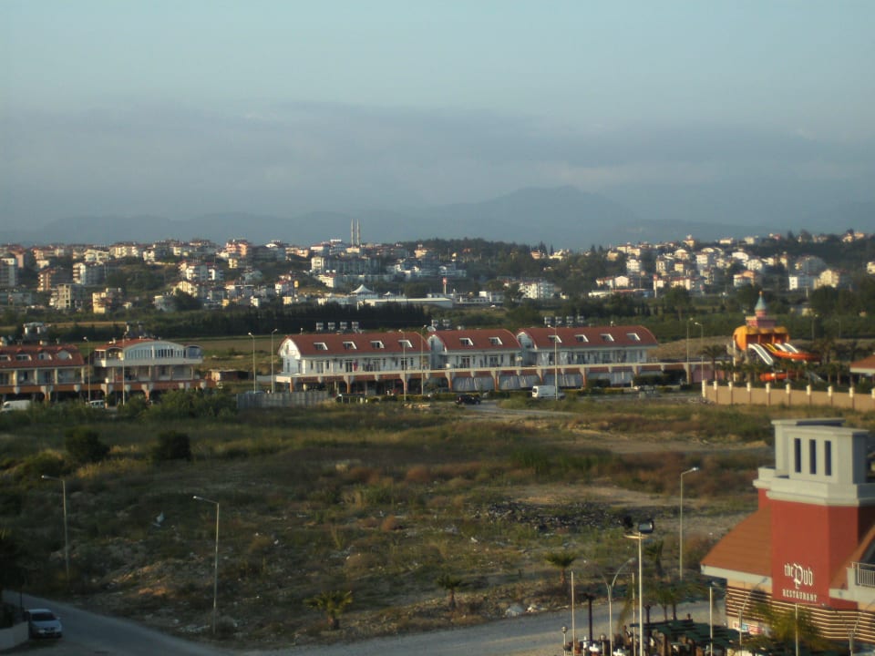 Blick auf Einkaufsmeile an der Hauptstraße Port Side Resort Hotel