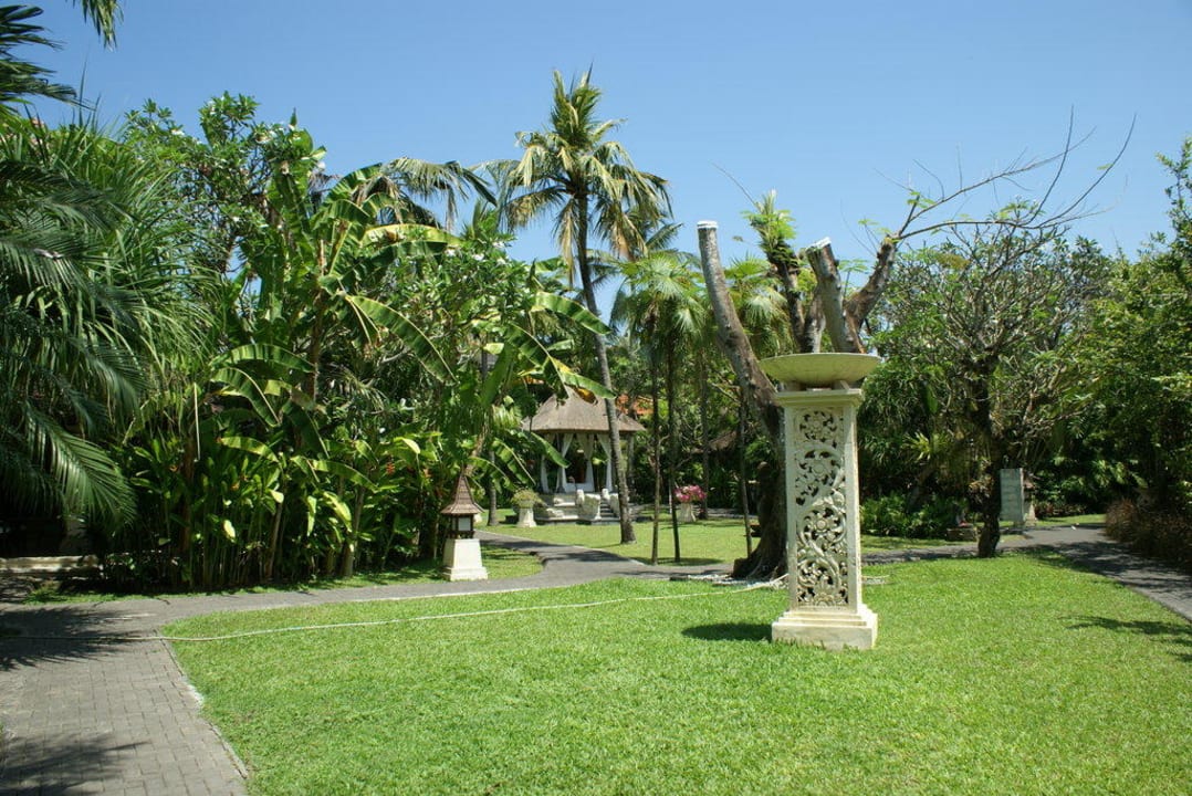 Gartenimpression mit Wedding-Tempel Puri Santrian