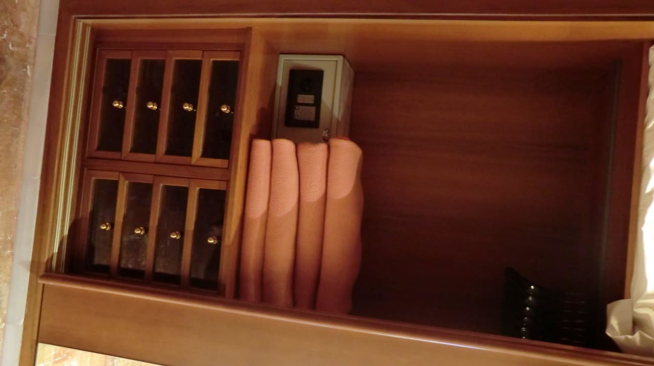 1 Hälfte des Kleiderschrank´s - Sehr geräumig Hotel Serrano Palace