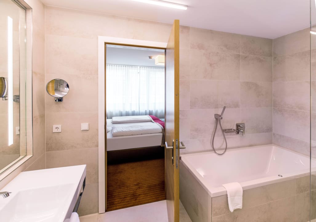 Bathroom / Bathtube Hotel Stadt Kufstein
