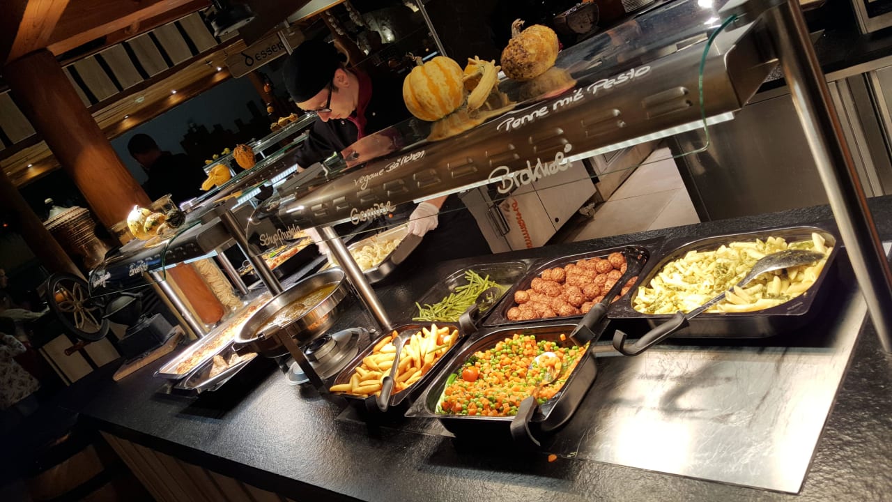 Buffet reichhaltig und viel Heide Park Abenteuerhotel