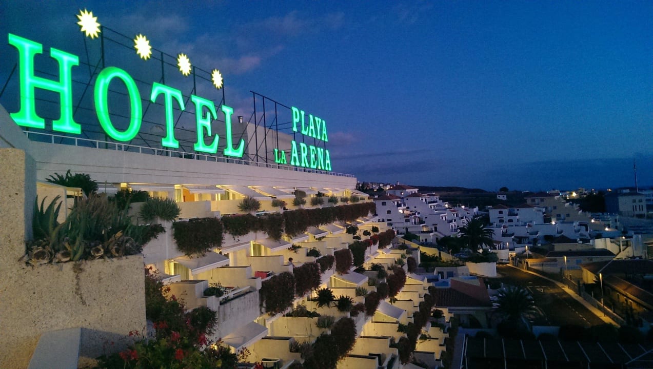 Blick auf das Hotelschild Landmar Playa La Arena
