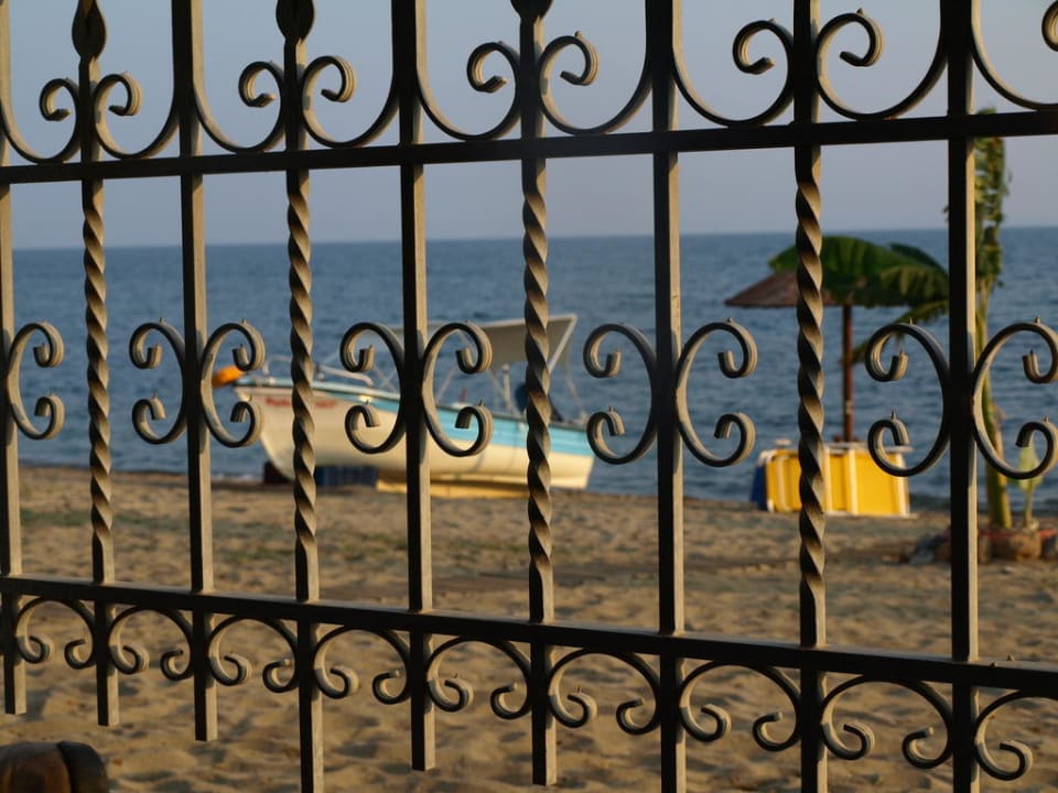 Blick von der Bar an den Strand Hotel Martha's Haus