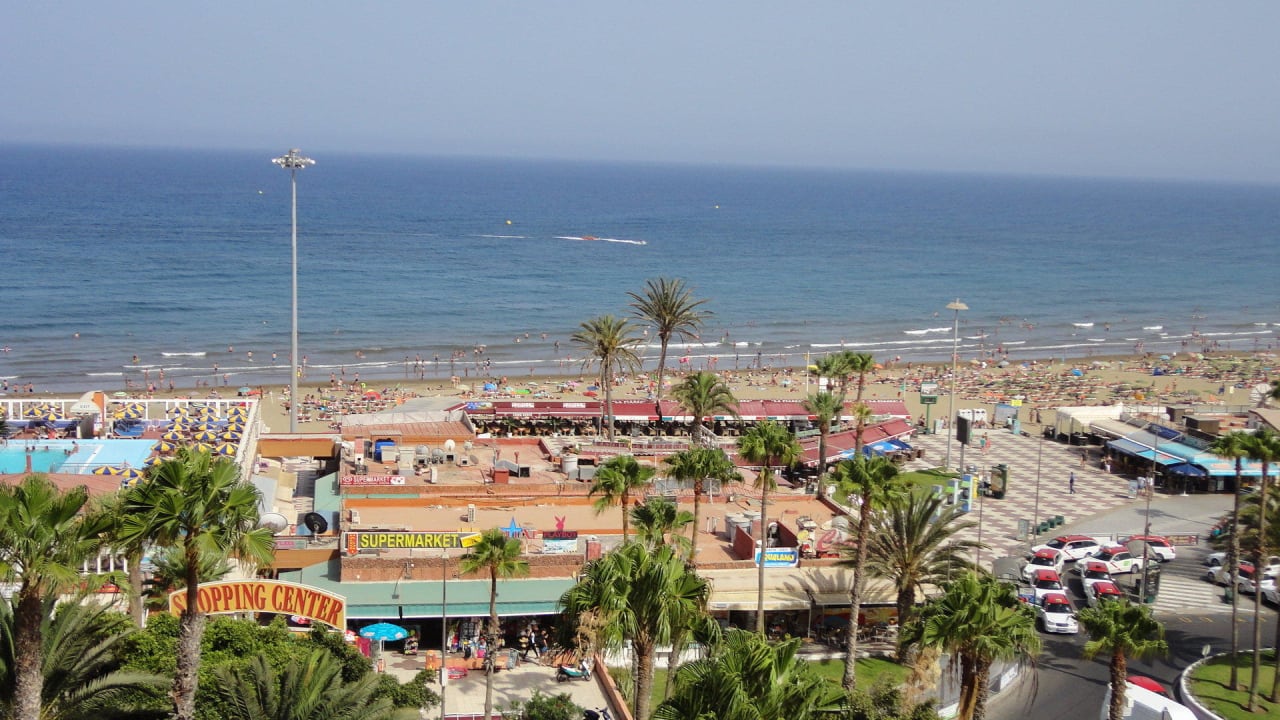 Blick vom Balkon auf den Strand Corallium Dunamar by Lopesan Hotels