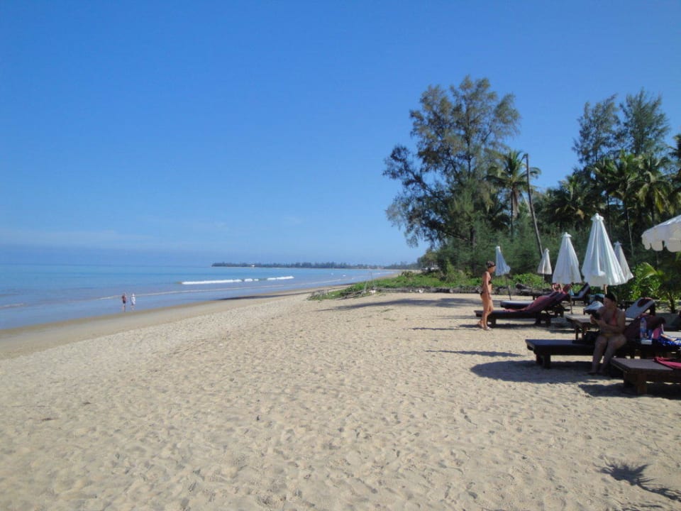 Der herrliche kilometerlange Sandstrand The Andamania Beach Resort & Spa