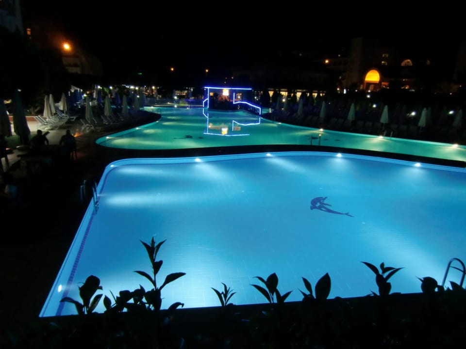 Nachtansicht Pool Grand Seker Hotel