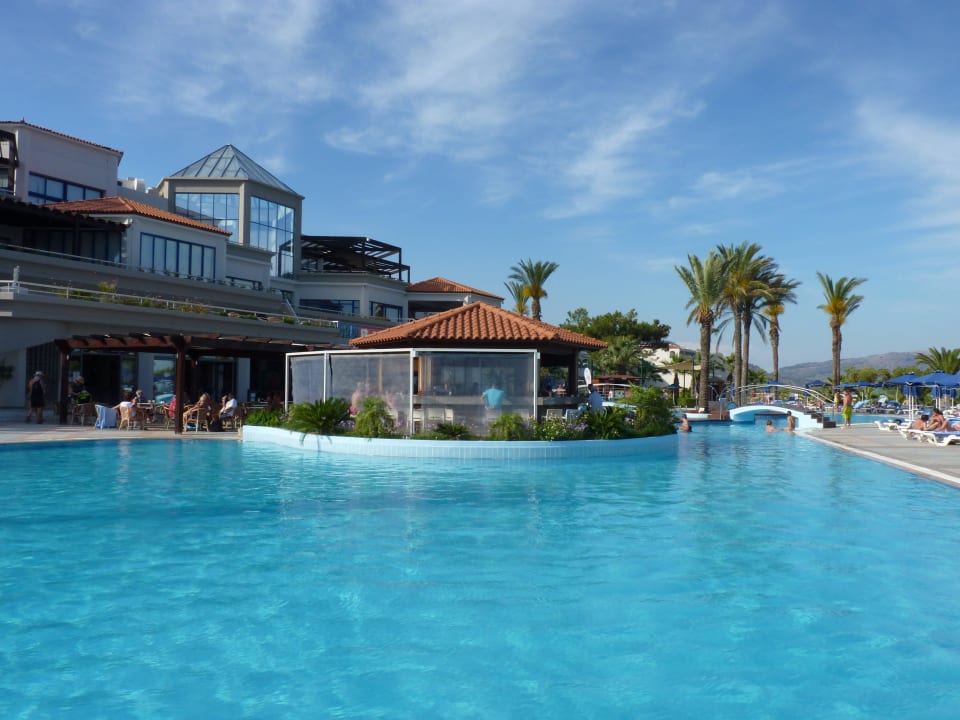 Pool mit Blick auf die Poolbar Rodos Princess Beach Hotel & Spa