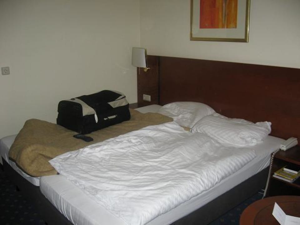 Bett im Zimmer PLAZA INN Goslar