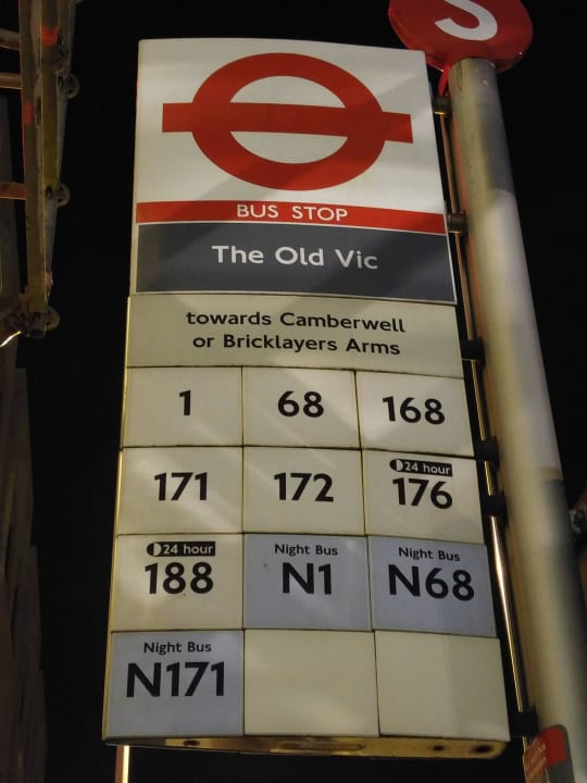 Bus-Halt vor dem Hotel Hampton by Hilton London Waterloo