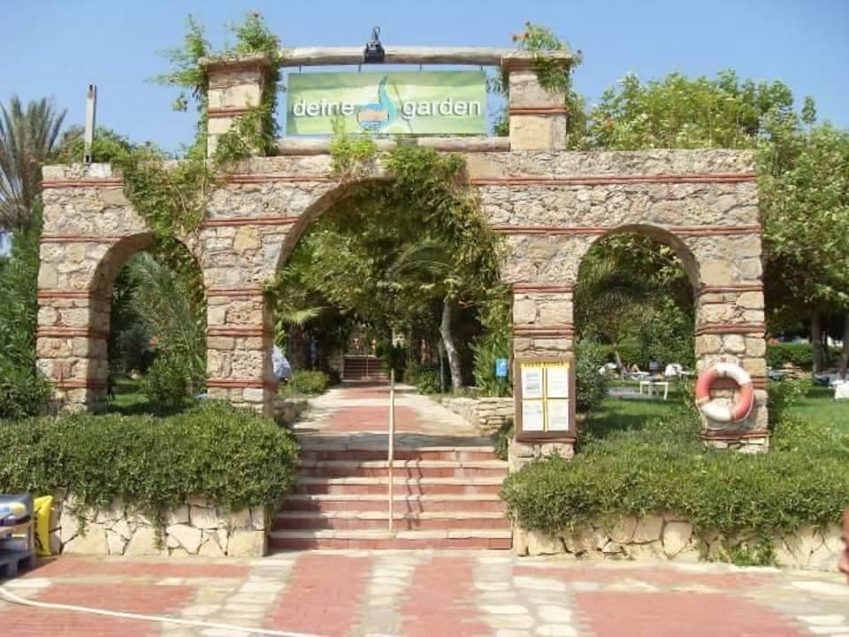 Der Weg vom Strand zum Hotel Hotel Defne Garden