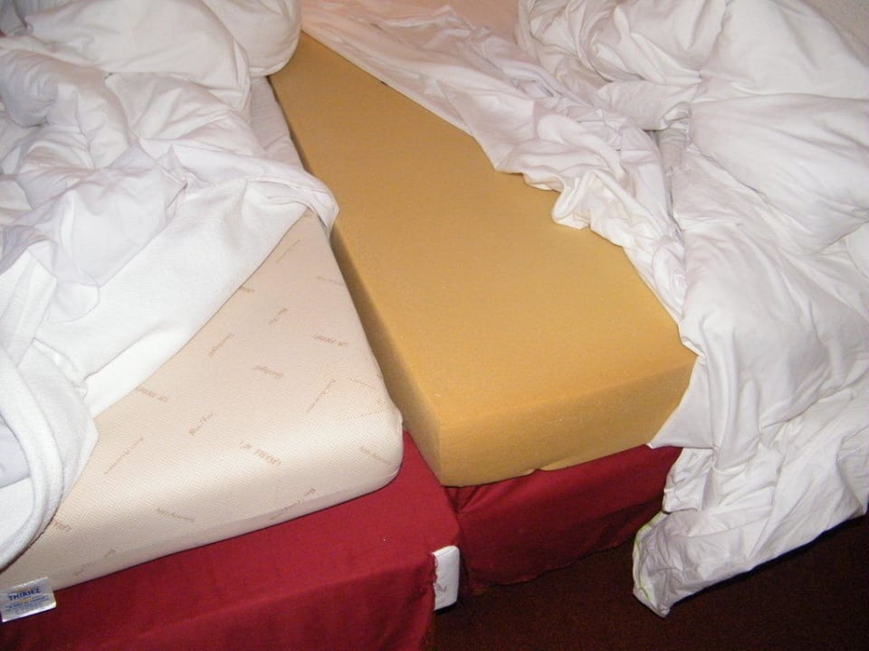 Einmal Matratze, einmal Hängematte Campanile Val de France