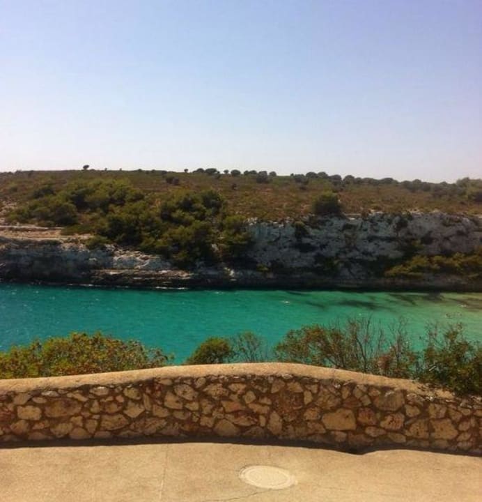 Fußweg zum Strand, läuft entlang der Bucht blau punta reina