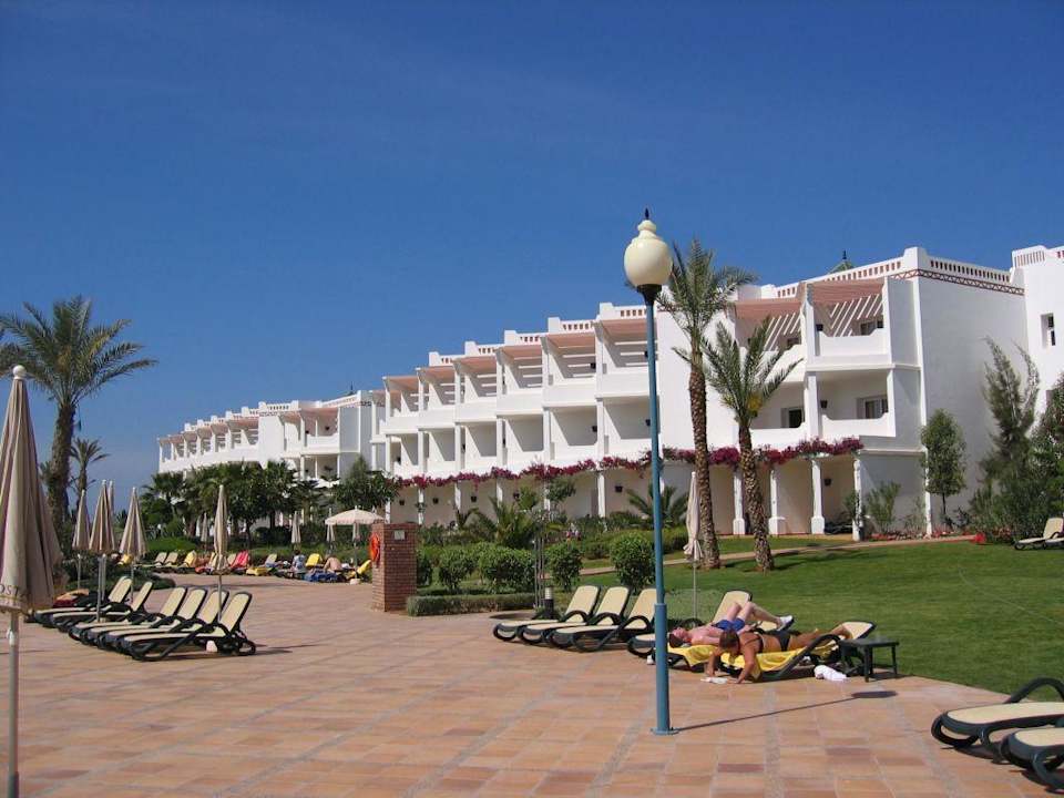 Blick vom Pool auf den Westflügel Iberostar Waves Founty Beach