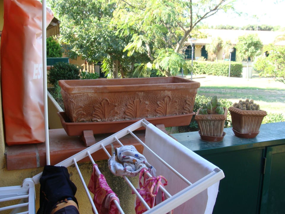 Unbepflanzte Kisten auf Veranda Villaggio Turistico Mare Si