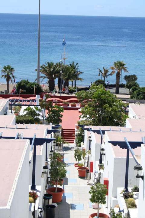Der Weg durch die Anlage zum Strand Bungalows & Appartements Playamar