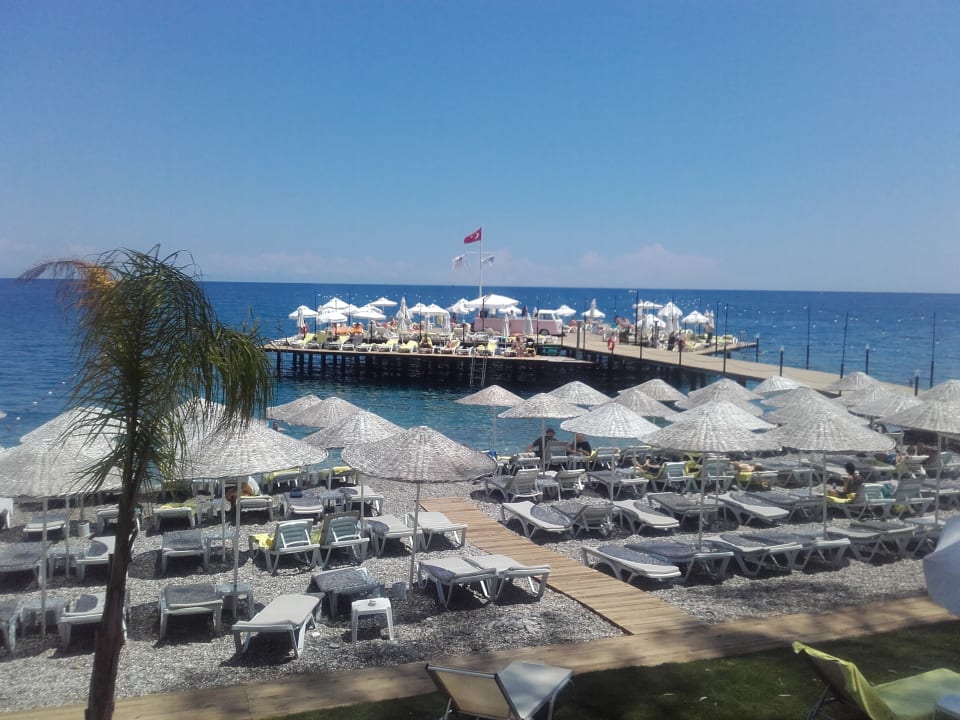 Strandbereich mit dem großen Steg DoubleTree by Hilton Antalya-Kemer