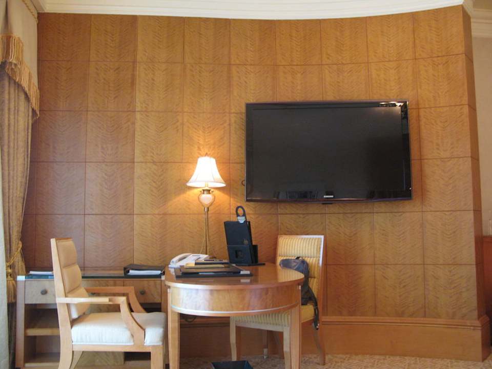 Schreibtisch und TV-Gerät Emirates Palace Mandarin Oriental