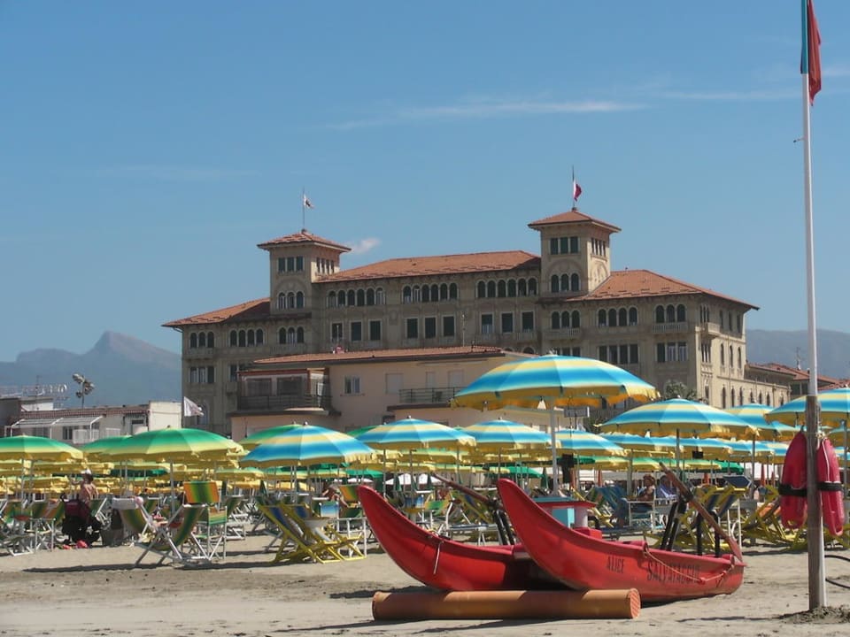 Blick vom Strand auf Hotel Grand Hotel Royal