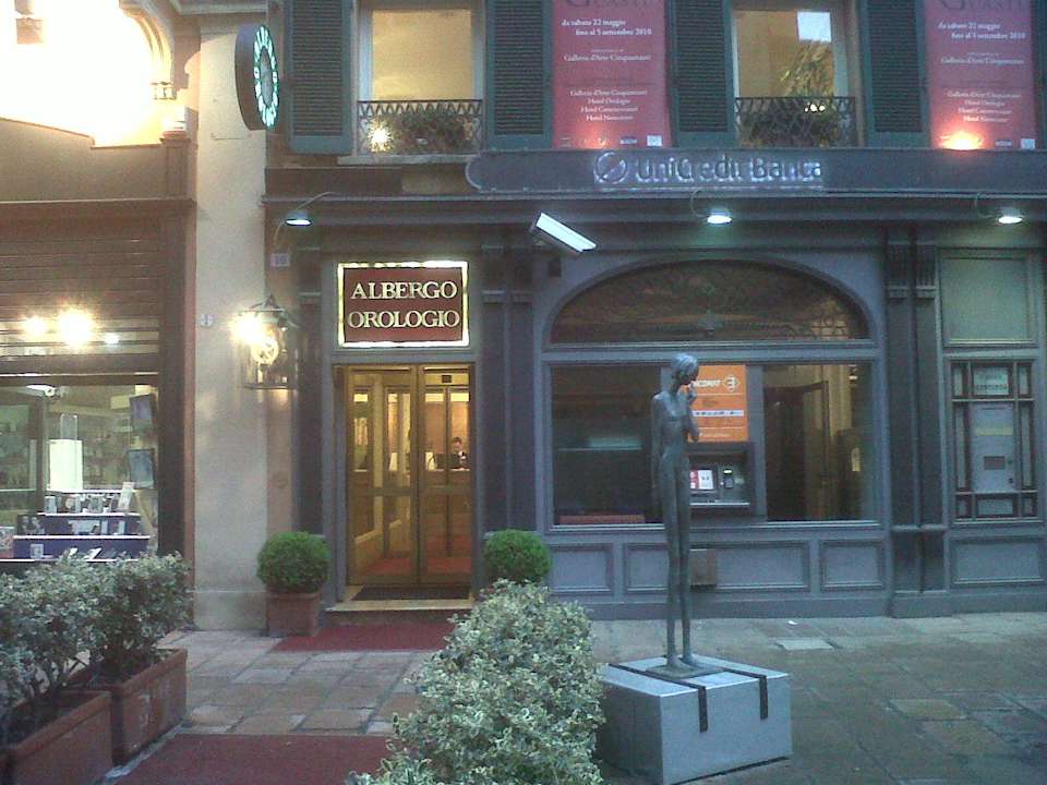 Vor dem Hotel Hotel Orologio