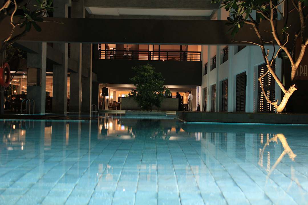 Pool bei Nacht Hotel Jetwing Beach
