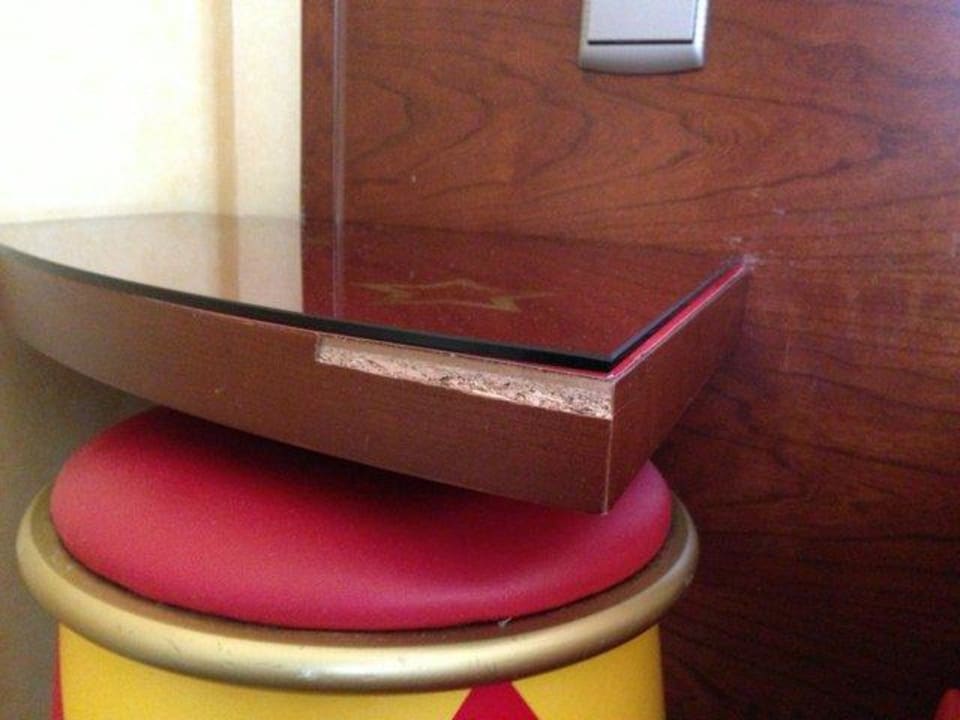 Beschädigter Nachttisch. Grand Magic Hotel