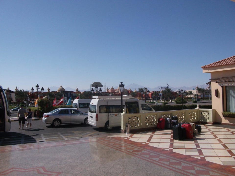 Улица перед отелем Pickalbatros Dana Beach Resort - Hurghada