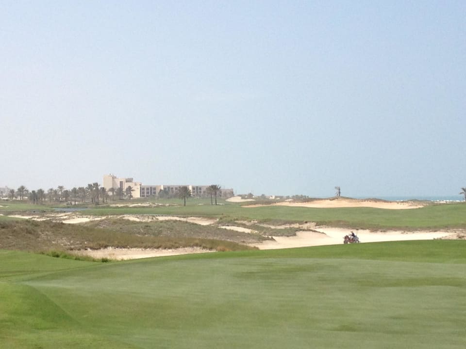 Vom angrenzenden Golfplatz  Park Hyatt Abu Dhabi Hotel and Villas