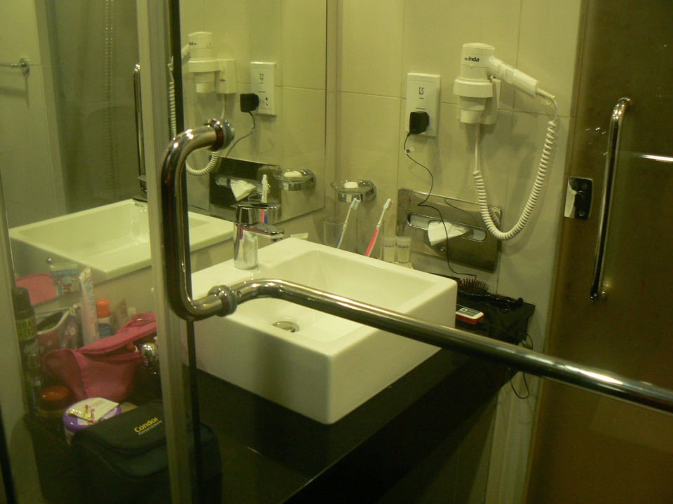 Dusche im Standardzimmer Turyaa Kalutara