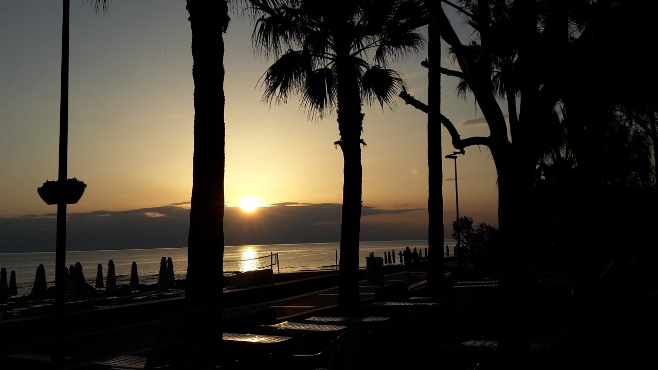 Strandbild mit Sonnenuntergang Barut Hemera
