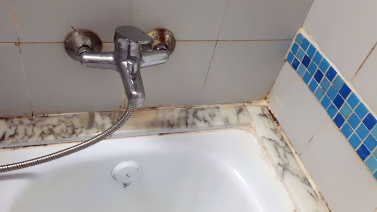 Schimmel im Badezimmer Hotel BelleVue Aquarius