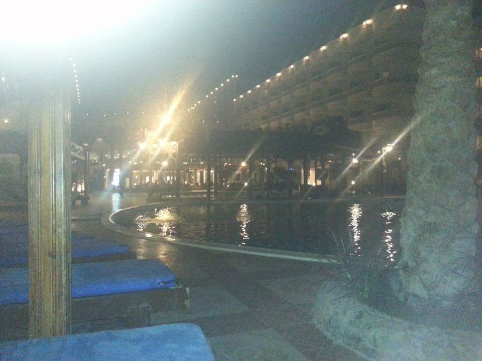 Pool bei Nacht Riviera Aqua Park Resort